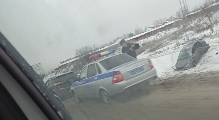 От удара вылетели с дороги: 3 человека получили травмы в ДТП на Дзержинского