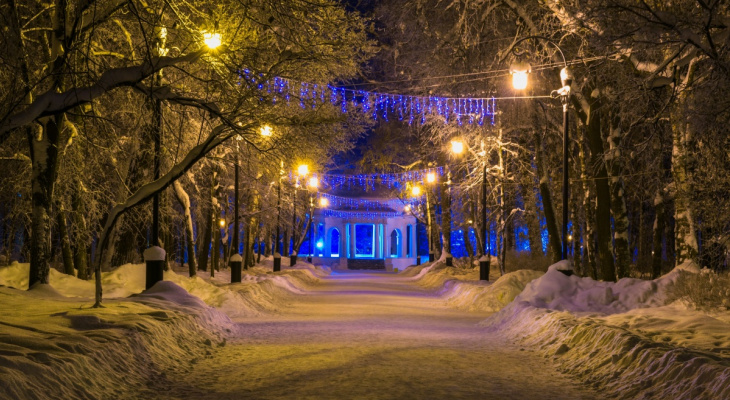 В Кирове начали подключать новогоднюю иллюминацию