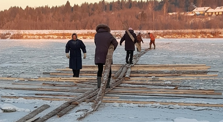 «Как в 40-е годы»: в Кировской области появился мост из трех досок
