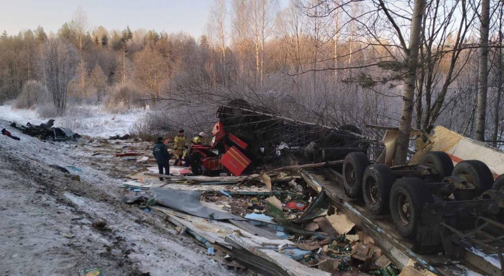 При столкновении грузовика с легковушкой погибли люди: в Кировской области произошло страшное ДТП
