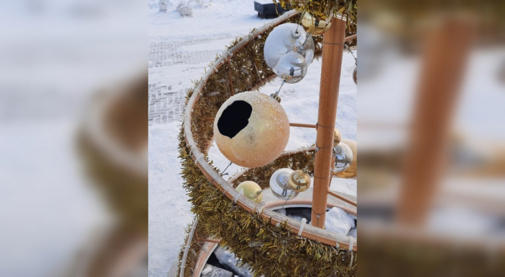 В Кирове неизвестные сломали новогоднюю елку и игрушки