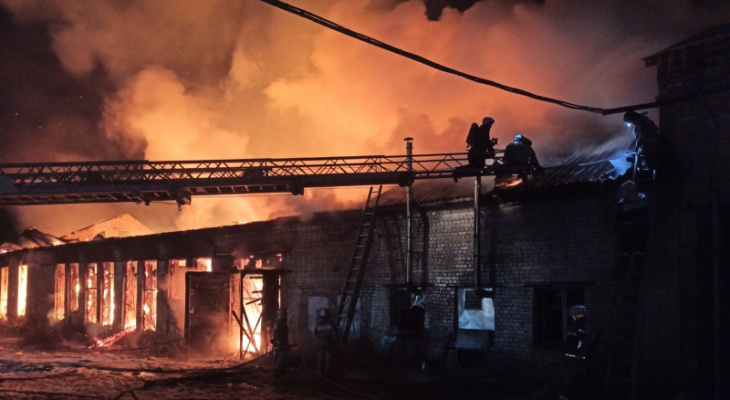 Рабочие ушли за полчаса до пожара: в Пасегово сгорел мебельный цех