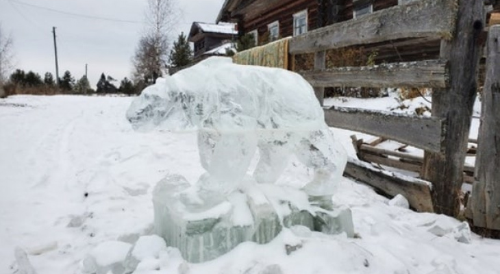 Умелец создает шедевры изо льда в заброшенной деревне в Кировской области