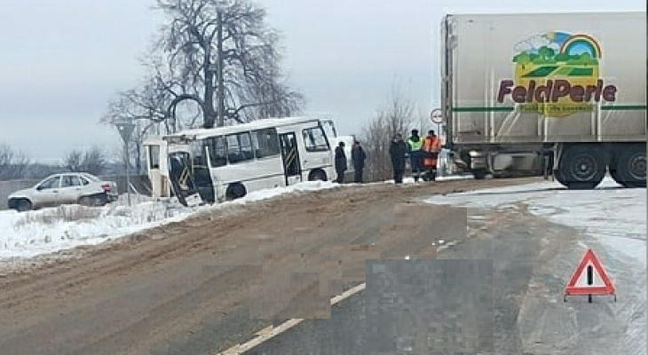 "Пазик сильно поврежден": в Котельничском районе грузовик столкнулся с автобусом