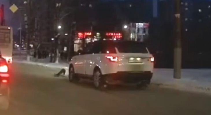 В Кирове женщина упала на проезжей части и едва избежала несчастного случая