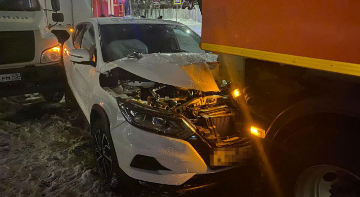 В Кирове водитель кроссовера спровоцировал массовую аварию и убежал