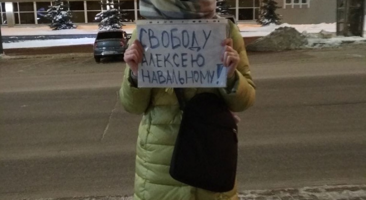 В Кирове девушка вышла с плакатом к администрации после приговора Алексею Навальному
