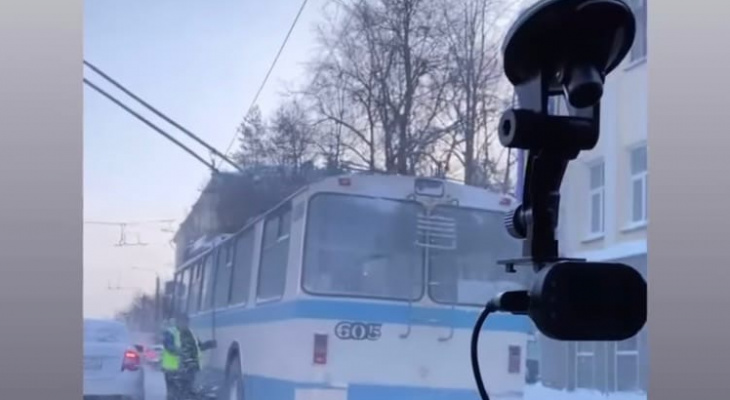 В Кирове из-за стоящих троллейбусов образовался километровый затор
