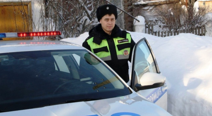 В Кировской области полицейский спас пенсионеров на пожаре