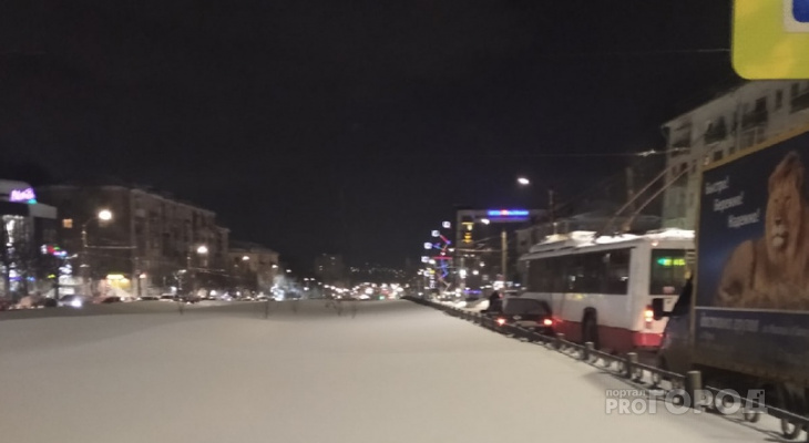 «Люди мерзнут на остановках, автобусы меняют маршруты»: центр Кирова встал в пробках