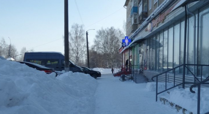 В Кирове на улице у магазина умер мужчина