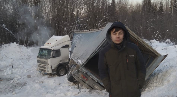 "Собрали 100 000 рублей": водитель застрявшей в кювете фуры записал видеообращение