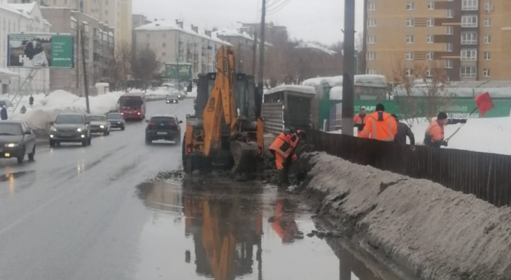 В Кирове после таяния снега затопило мост на Ленина
