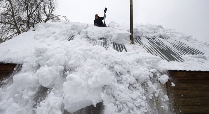 В Нововятске женщина оказалась под снежным завалом: пострадавшая в травматологии