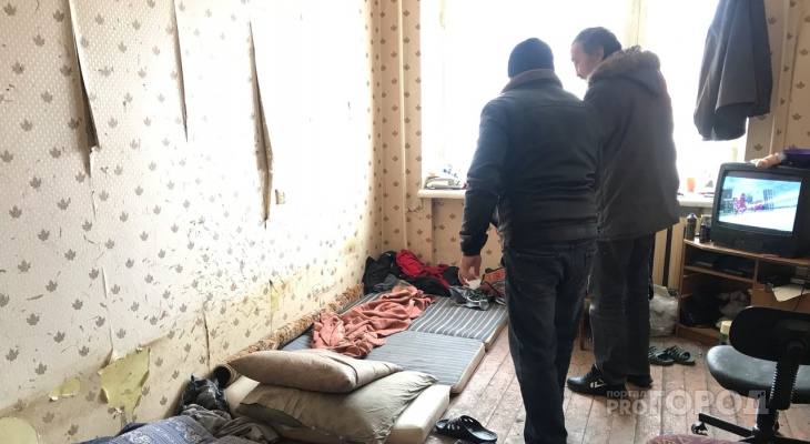 Забрались через окно: в Кирове бездомные поселились в чужой квартире