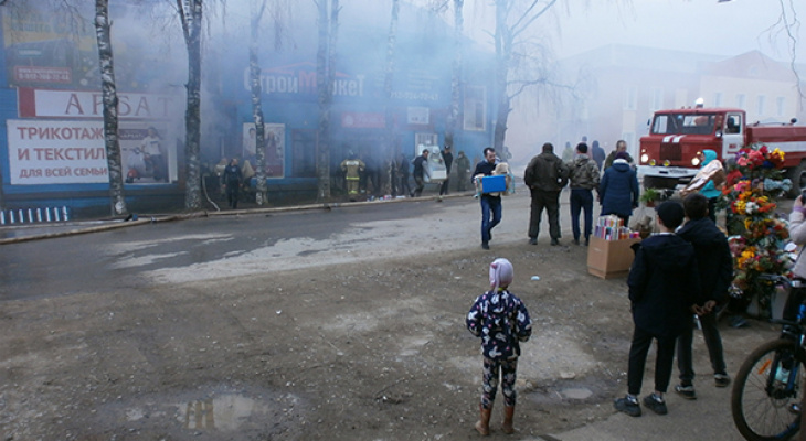 В Кировской области добровольцы спасали имущество из горящего магазина