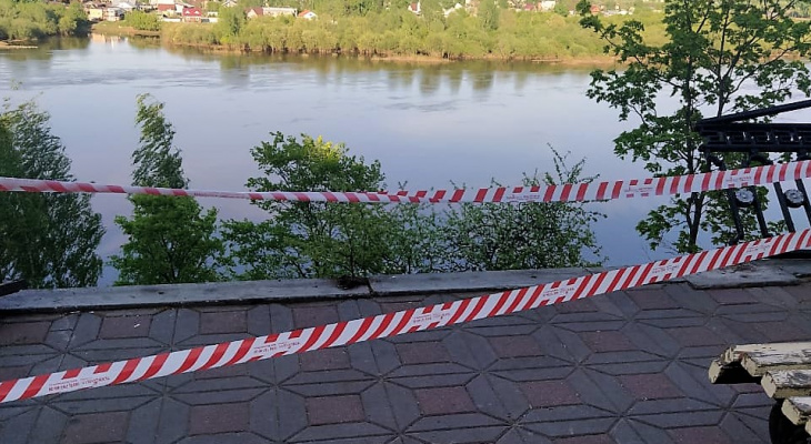 В Кирове на набережной неизвестные выломали металлические ограждения