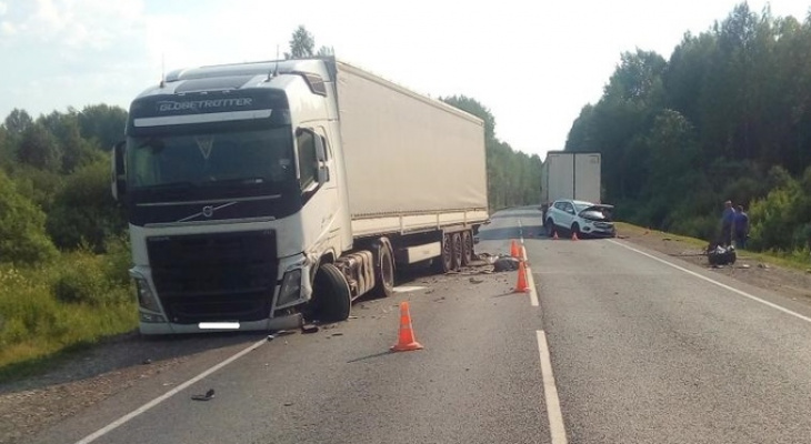 В Кировской области иномарка столкнулась с грузовиком: два человека в больнице