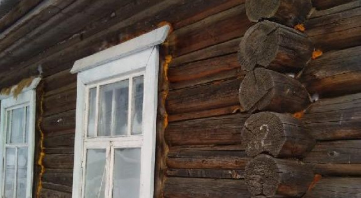 В Кировской области сироте предоставили гниющую квартиру