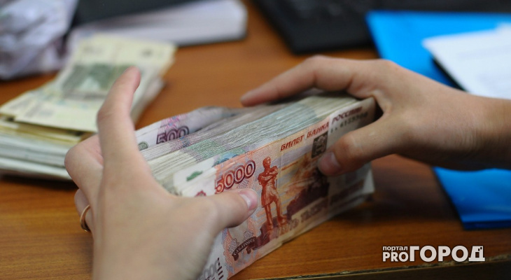 В Кирове стоявший у банкомата мужчина со 100 000 рублей привлек внимание полицейского