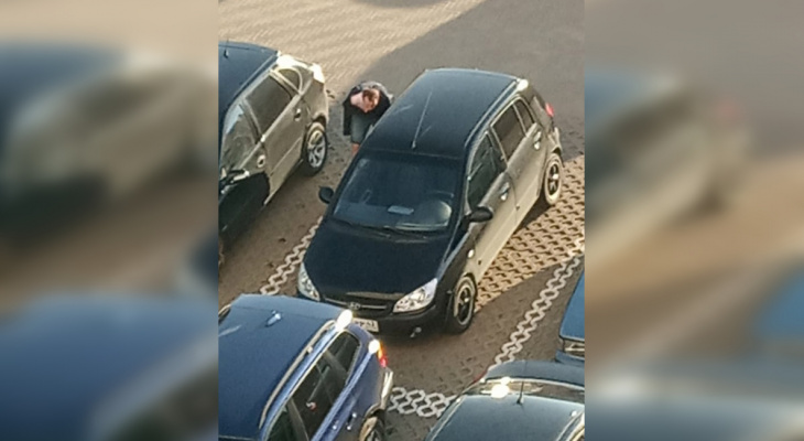 В Кирове на стоянке мужчина проколол шины и разбил фару машины