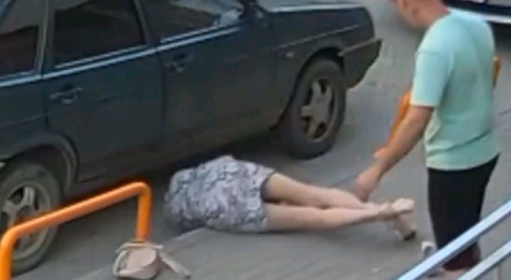 В Кирове неизвестный разбил нос женщине на глазах ее ребенка