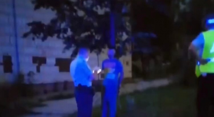 Пристегнули наручниками к дереву: в Кирове ДПС задержали пьяного за рулем