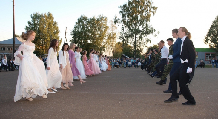 Жители поселка Кировской области организовали "Невский бал"