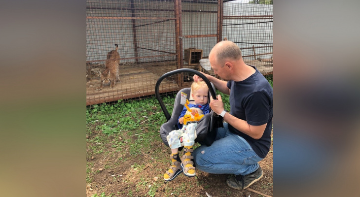 Маленький кировчанин Максим Гришин с семьей посетил домашний зоопарк