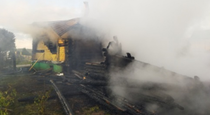 В Кировской области при пожаре в жилом доме погибли два человека