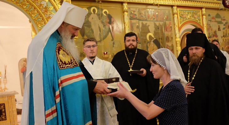 Кировских врачей наградили медалями в монастыре