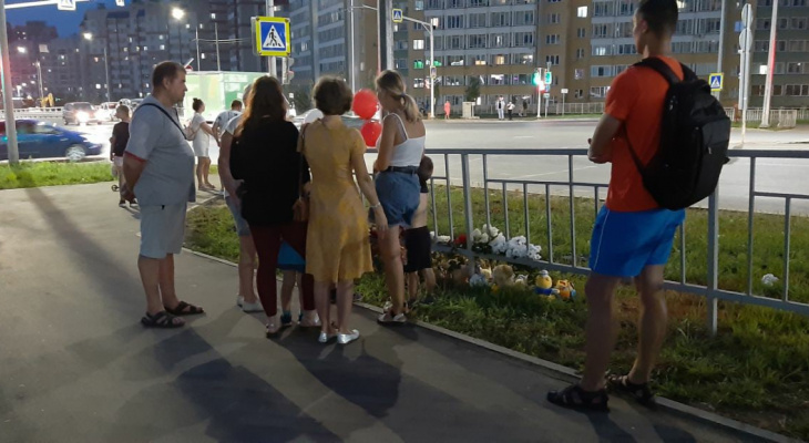 Кировчане несут цветы и игрушки на место ДТП, после которого погиб 6-летний мальчик
