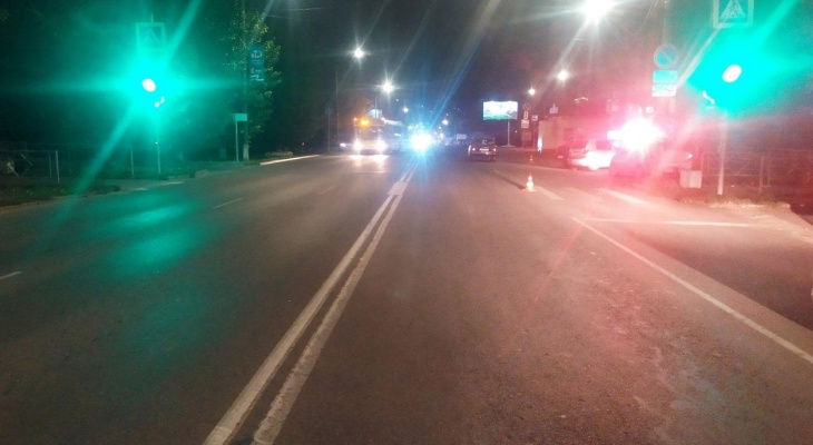 Водитель без прав сбил кировчанку на пешеходном переходе