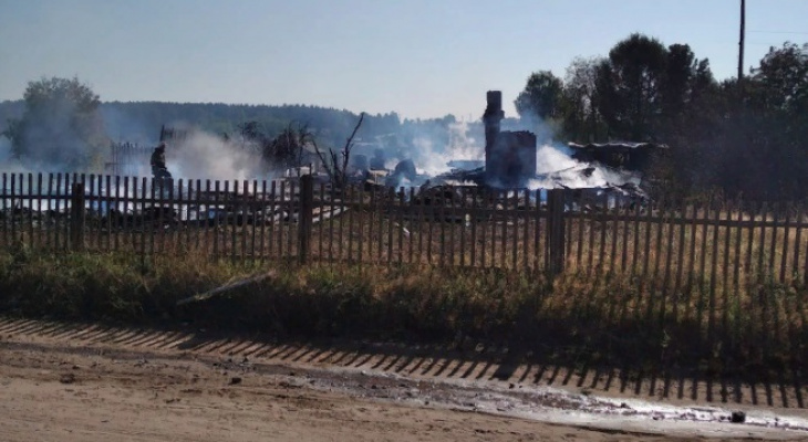 В Кировской области сгорел двухквартирный жилой дом