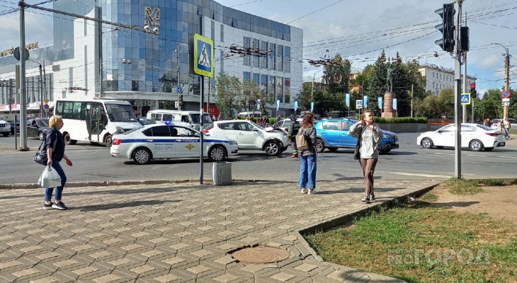 В центре Кирова у ЦУМа произошли две аварии