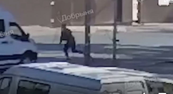 Появилось видео ДТП, в котором сбили 20-летнего парня в Кирове