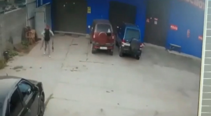 Появилось видео, где неизвестный украл автомобильную дверь в Кирове: мужчину ищут