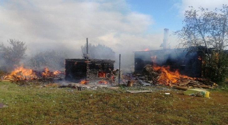 В Кировской области сгорел жилой дом с хозпостройками и баней