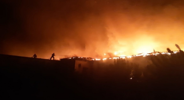 В Кировской области ночью сгорел завод