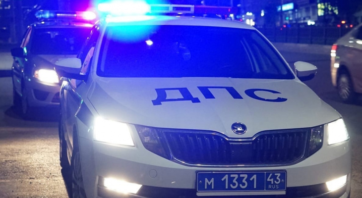 У кафе в Кировской области полицейский стрелял по машине буйного водителя