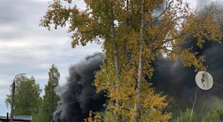 В Кировской области загорелась бывшая нефтебаза