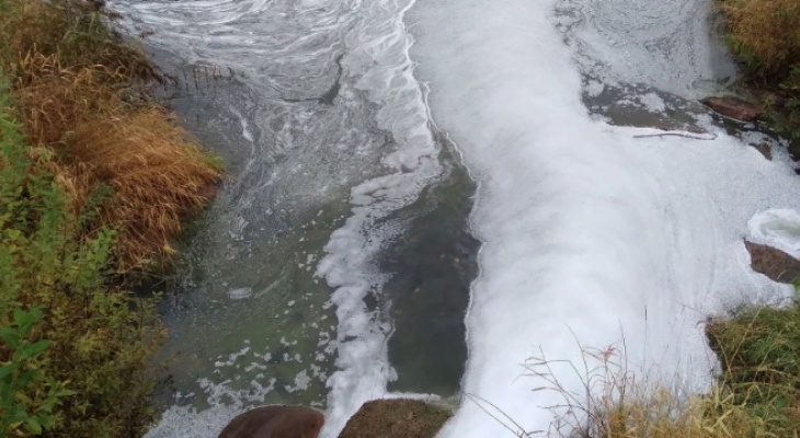 В Кировской области вода одной из рек стала похожа на пену с жутким запахом