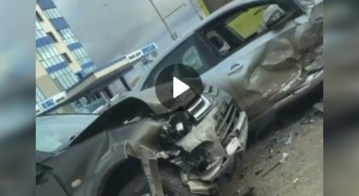 В Кирове в автомобильной аварии у торгового центра пострадал человек