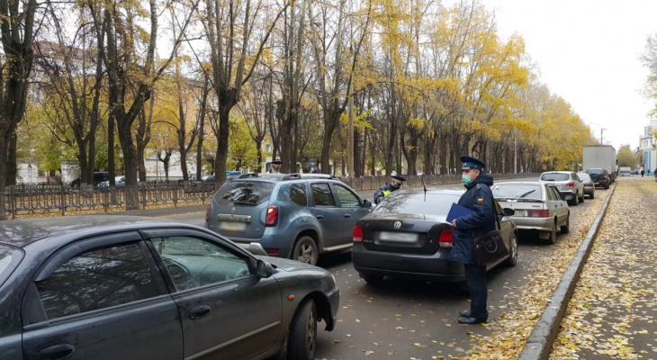 В Кирове у четырех водителей на дороге забрали иномарки за долги