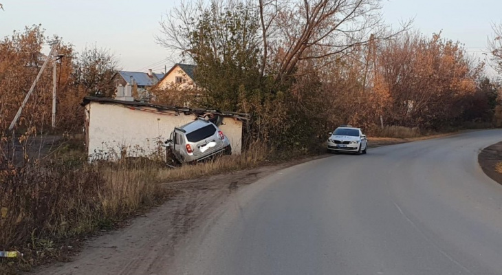 В Слободском водитель иномарки врезался на авто в гараж