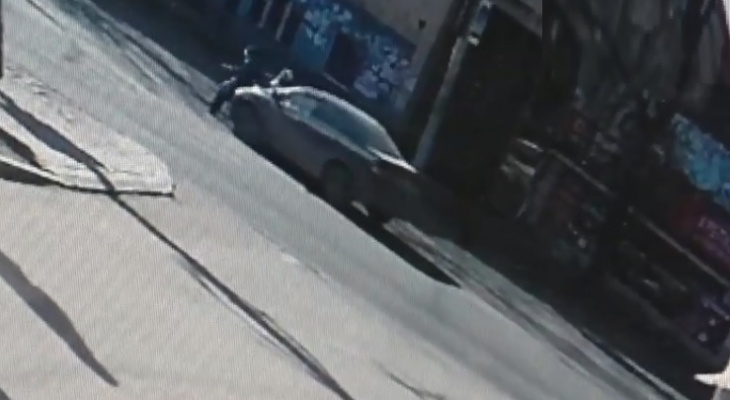 Появилось видео момента наезда машины Toyota на пешеходов на улице Чапаева в Кирове