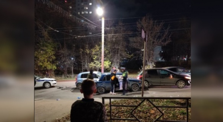 В Кирове произошло массовое ДТП: очевидцы сообщают о пострадавшем человеке