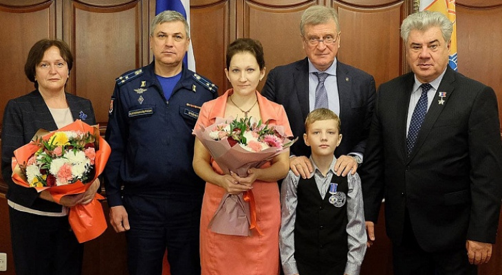 Кировского школьника торжественно наградили медалью за спасение девочки из ямы с кипятком