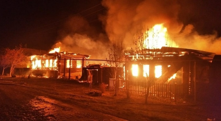 В Кировской области в большом пожаре сгорели два жилых дома
