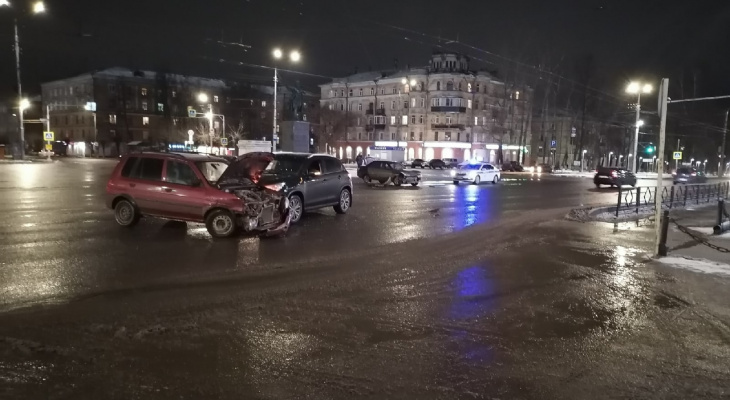 В Кирове в тройном столкновении машин на Октябрьском проспекте пострадал человек